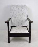 Lote 91 - Cadeira de braços em madeira, com espaldar e assento estofados, com 90x72x64 cm, Nota: apresenta sinais de uso e desgaste (sinais de xilófagos)