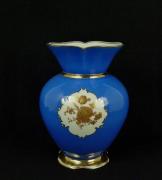 Lote 124 - Jarra em porcelana S.P. Coimbra, marcas na base, decorada a azul com reserva com flores a dourado, com 26 cm de altura. Nota: dourado com desgaste