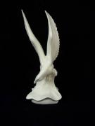 Lote 137 - Águia em porcelana branca (possivelmente Vista Alegre), com 21,5 cm de altura