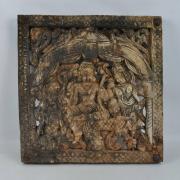 Lote 147 - Painel oriental de madeira talhada, com divindades, com 61x60x6 cm Nota: madeira com rachas