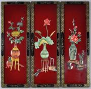 Lote 153 - Três painéis orientais em madeira lacada com decoração de arranjos florais em relevo, com 92x30 cm Nota: sinais de uso e pequenas falhas (lacunas na madeira e na pintura)