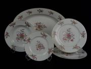 Lote 154 - Conjunto de travessa, 2 pratos rasos, prato de sopa e prato de doce em porcelana decorada com ramos de flores e friso dourado. Nota: Sinais de uso, prato de doce com falha no bordo