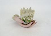 Lote 34 - Aneleira em porcelana japonesa, decoração"Mão com casca de ovo" com 14x8 cm. 