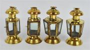 Lote 71 - Conjunto de 4 lanternas de latão e vidro, para velas, com 16 cm de altura 