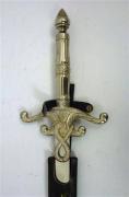Lote 73 - Espada com punho de metal fundido com lamina de aço e bainha de couro, com 90cm.