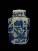 Lote 33 - Frasco de chá em porcelana oriental com motivos florais, com 15cm de altura