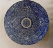 Lote 6139 - Prato de porcelana em tons de azul e branco, motivo floral, com 32 cm de diâmetro