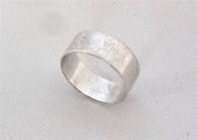 Lote 6142 - Anel de prata, anilha, com inscrição no interior, com peso total de 3,6gr - tam 19