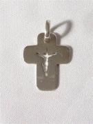 Lote 6041 - Pendente de prata, cruz com silhueta de Cristo, com peso total de 4,8gr - dimensão 32x25mm