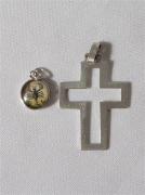 Lote 6107 - Lote de 2 pendentes de prata, um em forma de cruz e outro com signo, com peso total de 4,6gr - dimensão da cruz 42x30mm
