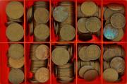 Lote 105 - Caixa com moedas de Portugal em MBC e Belas de 50 centavos e 1$00, são 380 moedas.