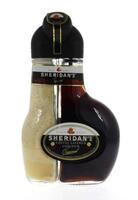 Lote 1447 - Garrafa de Coffee layered Liqueur, Sheridan`s, (18,5% vol. - 500 ml). Nota: Liquido branco com sinais de coalho