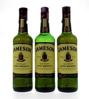 Lote 1465 - Três garrafas de Irish Whiskey, Jameson, Triple Distilled