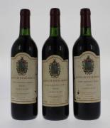 Lote 1471 - Três garrafas de vinho tinto da Região das Beiras, Lousã, da marca Quinta de Foz de Arouce, Colheita 1990, produziram-se 10.000 garrafas numeradas cabendo a estas os números 00000597, 00000792 e 00000810 produzido e engarrafado na Quinta por João Filipe Osório