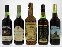 Lote 1744 - Conjunto de cinco garrafas de vinho da Madeira; Madeira, Meio Doce, Carmo Vinhos Lda.; Delvino Madeira Barbeito, Seco, Vinhos Barbeito (Madeira) Lda., apresenta perda; Madeira Wine, Verdelho, Meio Seco; Henriques & Henriques, Madeira, Meio Sec