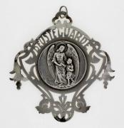 Lote 934 - Medalha de Berço com Anjo da Guarda em Prata 835 , com inscrição : Deus te Guarde. Peso Total: 17,9 gramas. Nota: apresenta sinais de uso.