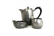 Lote 1928 - Conjunto de cafeteira, leiteira e açucareiro em estanho, séc. XIX, marca English Pewter, marcas gravadas na base, com medidas entre 5 cm e 16 cm de altura