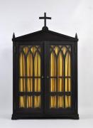 Lote 1992 - Pequeno oratório em pinho escurecido com portas de vidro. Interior das portas com tecido amarelo, fundo com papel pintado. Dim: 84x51x23,5 cm. Notas: pequenas faltas e defeitos