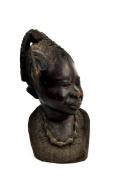 Lote 2009 - Escultura africana entalhada em madeira exótica, motivo "Busto Feminino", com 60 cm de altura. Nota: Madeira com pequenas falhas