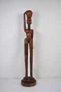 Lote 2179 - Escultura em madeira africana representando mulher com pote à cabeça. Dimensões 167 cm. Altura. Notas: Faltas e defeitos