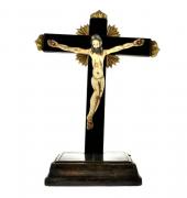 Lote 2239 - Crucifixo em madeira com imagem de Cristo em osso com sinais de policromia e cruz com aplicações em osso pintado a dourado, imagem com 18x18 cm, cruz com 32x25x13,5 cm (madeira com falhas e pintura com desgaste)