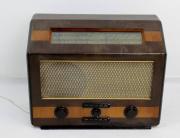 Lote 2405 - Rádio anos 40, marca Ekco A52, com todos os botões em funcionamento, com ficha inglesa, com 43x52x23 cm. Peça de colecção, em bom estado para a sua idade