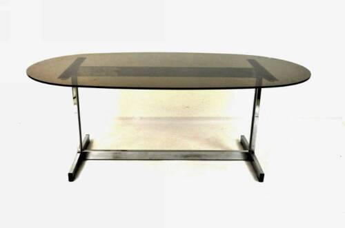 Lote 2415 - Mesa de jantar Vintage para 10/12 pax. com estrutura de suporte cromado e vidro bronze oval, com 75cm de altura, 201cm de comprimento e 111cm de largura. Nota: Estrutura com alguns riscos e pontos de oxidação, vidro com riscos.