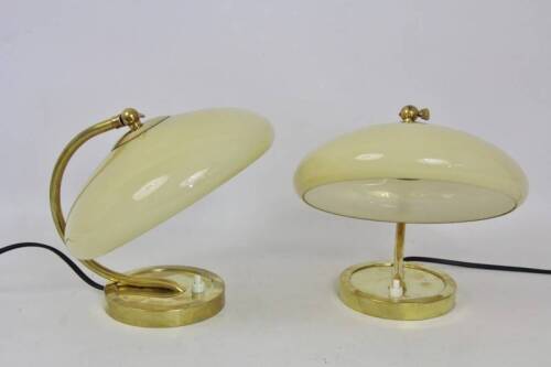 Lote 2459 - Par de candeeiros Art Deco, alemães, anos 30 em latão e vidro. Dimensões 22 cm diâmetro