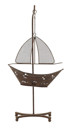 Lote 39 - SUPORTE DE VELA - Modelo em ferro forjado em forma de barco com suporte de pé. Dim: 70 cm (altura)