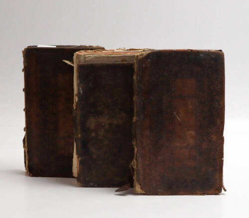 Lote 1 - MÍSTICA CIDADE DE DEUS, SÉC. XVIII - 3 volumes do livro "Mística Ciudad de Dios", 1708, em latim. Livros de capa dura, em pele, em latim, um deles incompleto. Dimensão: 36x24 cm. Marcas de uso e do tempo, falhas e defeitos