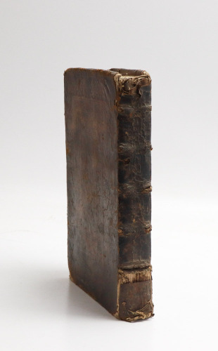 Lote 2 - TEOLOGIA, SÉC. XVII - de R.P. Ludovici Nogueira, "Expositio Bullae Cruciatae", de 1691. Livros de capa dura, em pele, em latim. Dimensão: 36x24 cm. Marcas de uso e do tempo, falhas e defeitos