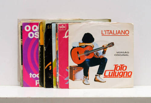 Lote 50 - VÁRIOS ARTISTAS - Conjunto de 22 discos de vinil de 45 rpm de temas e autores, como: Robert Montecristo, Conjunto Típico Costa d'Ouro, Melba Moore, Jonhnny Hallyday, The Shadows, Piove, Richard Antony, Heidi (Alvorada), Roy Orbison, Exitos de Fr