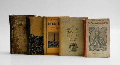 Lote 51 - LIVROS DIVERSOS - 5 livros diversos, alguns escolares, entre os quais "Noções de Poética" de 1883, "Os Nossos Escritores" de 1948, "Logares Selectos dos Classicos Portuguezes" de 1883, "A Modern English Reader", entre outros. Marcas de uso