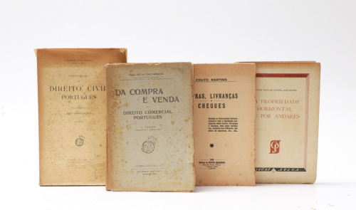 Lote 214 - DIREITO - 4 livros de Direito do Luiz da Cunha Gonçalves & Outros (em brochura), "Da Propriedade Horizontal ou por Andares", Colecção Jurídica Portuguesa nº 6 & 2, "Da Compra e da Venda no Direito Comercial Português" de Luiz da Cunha Gonçalves