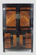 Lote 2574 - Armário oriental com 4 portas e 6 gavetas, em raiz de nogueira e madeira ebanizada, ferragens em metal, com 190x122x52 cm. Notas : Sinais de uso faltas e defeitos.