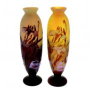 Lote 2644 - Par de jarras em vidro cameo, assinadas Gallé, decoração arte nova, com 31 cm de altura