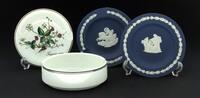 Lote 46 - CINZEIROS EM PORCELANA - Conjunto de 4 peças marcadas na base, sendo: 2 cinzeiros "Wedgwood" com decoração relevada a branco sobre fundo azul; e 2 cinzeiros "Villeroy & Boch", com decoração policromada. Dim: 11 cm de diâmetro