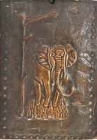 Lote 53 - ELEFANTE AFRICANO - Placa em folah de cobre em relevo, motivo "Elefante Africano". Dim: mancha 41x29 cm