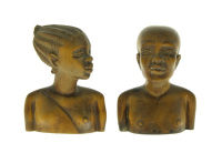 Lote 60 - ARTE AFRICANA, BUSTOS, ANGOLA - Par de bustos em madeira exótica entalhada e relevada, com selos de exportação autorizada. Dim: 12 cm (altura)