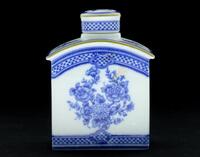 Lote 86 - NEOCLÁSSICA, FRASCO DE CHÁ EM PORCELANA - Com decoração "Karachi - Companhia das Índias - séc. XVIII", edição especial, marcado na base "Neoclássica Manufactura". Dim: 13x10x6 cm. Nota: sem uso