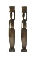 Lote 94 - ARTE AFRICANA, CASTIÇAIS - Par de castiçais em madeira exótica entalhada, representando "figuras femininas com filhos às costas". Dim: 31 cm (altura)