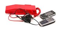 Lote 96 - TELEFONES VINTAGE - Conjunto de 3 telefones antigos sendo: telefone de suspensão em parede em baquelite vermelho e 2 telemóveis Nokia, modelo C2-01 e modelo 2600 com 1 carregador. Nota: Sinais de uso