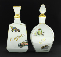 Lote 104 - RAUL DA BERNARDA, GARRAFAS EM FAIANÇA - Conjunto de 2 garrafas com tampa. Decorações policromada e dourada em campo branco sendo uma garrafa para Cognac e uma garrafa para Gin. Dim: 25 cm. Nota: marcadas na base