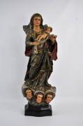 Lote 2664 - Imagem de Nossa Senhora da Conceição com o Menino em madeira estofada e policromada, assente sobre núvem com cabeças de anjos e base marmoreada. Dim: 90 cm. Nota: base com rachas, pequenas faltas e defeitos.