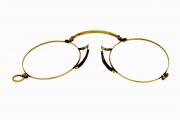 Lote 2667 - Óculos em ouro de 9 k, antigo, com 4,90 gramas de peso total. Com sinais de uso, sem lentes, estojo não é da época
