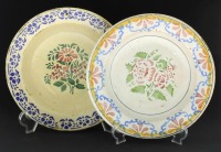 Lote 273 - PRATOS EM FAIANÇA PORTUGUESA SÉC. XIX - Conjunto de 2 pratos com decorações florais diversas. Dim: 22,5 e 23 cm. Nota: sinais de uso. Provavelmente fabrico de Coimbra