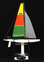 Lote 292 - MODELISMO NAUTICO - Veleiro Radio comandado Sailing RC 2600 com telecomando Sailing (27 mhz) e suporte. Dim: 87x60 cm. Nota: o veleiro foi adquirido para exposição, nunca navegou