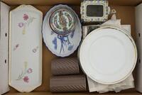 Lote 381 - CONJUNTO DIVERSO EM PORCELANA E FAIANÇA - Composto de x peças com decorações variadas sendo 5 pratos, 1 travessa torteira, 1 travessa oval, 3 pires, 2 jarras e 1 bule sem tampa juntos com 1 prato em resina com decoração floral em tons de encarn