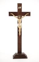 Lote 385 - CRISTO CRUCIFICADO - Crucifixo em madeira assente e, base de socalcos, e Cristo em resina. Dim: 51 cm (total)