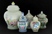 Lote 406 - POTES EM PORCELANA - Conjunto de 5 potes, modelos e decorações diferentes. Dim: 24 cm (maior)